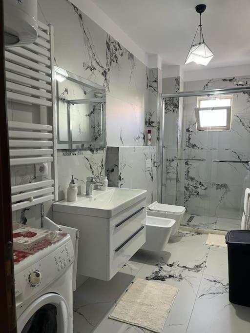 Appartement Spacious Apartment-balcony-close Bus Station-self Checkin 24hr-30 Min Airport Tirana